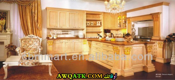 من أروع المطابخ الخشبية باللون الدهبي