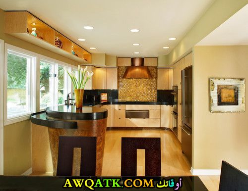 مطبخ عصري جداً وشيك باللون الدهبي