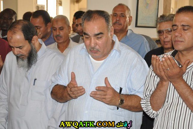 سيد صادق وأشرف عبد الغفور وبعض الحضور في عزاء الفنان الراحل عمر الحريري