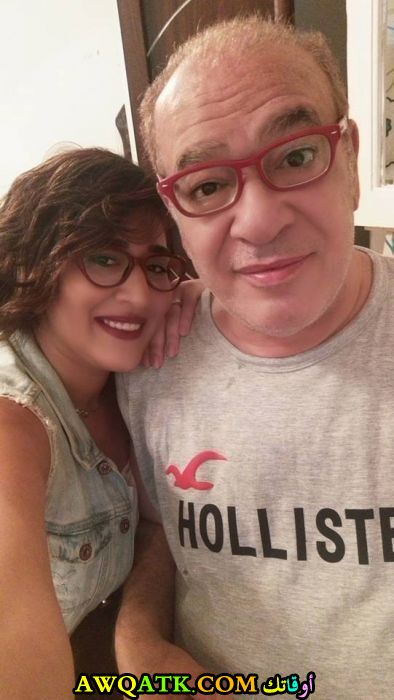 صورة عائلية للفنان صلاح عبد الله مع بناته