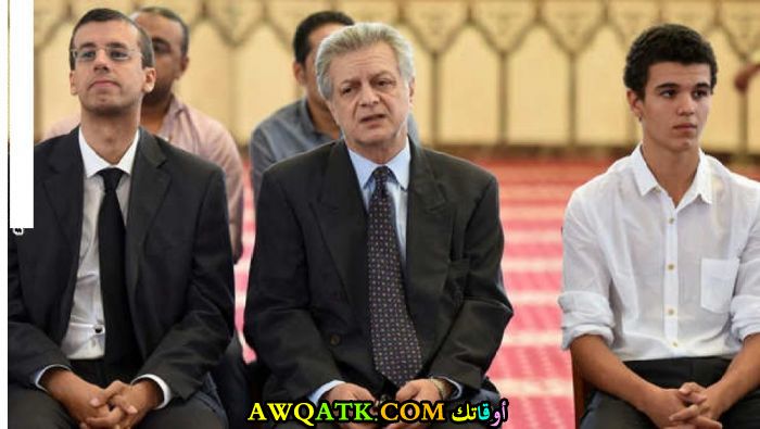طارق شريف أثناء جنازة والده