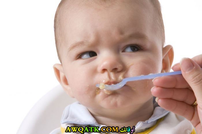 طفل يأكل