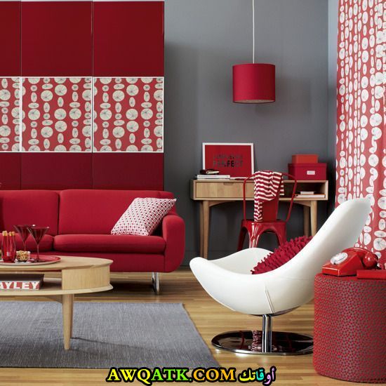 غرفة معيشة شيك جداً وراقية باللون الأحمر 