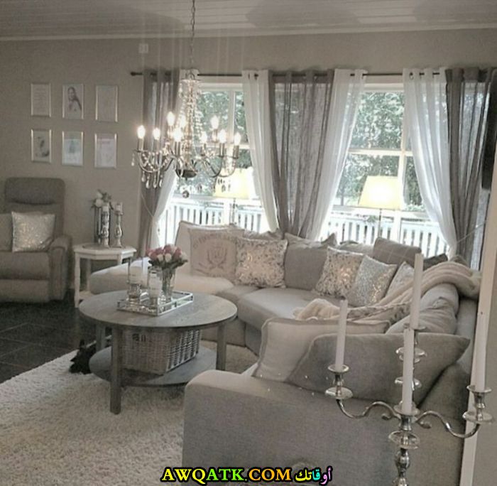غرفة معيشة باللون الفضي في منتهي الشياكة