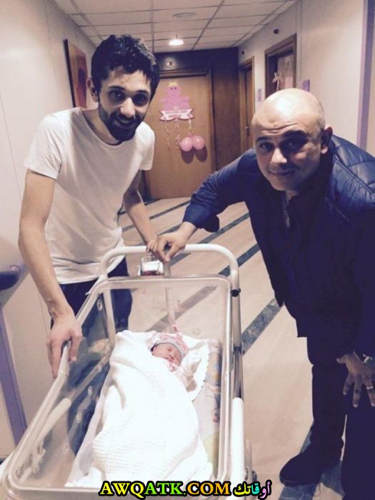 صورة جميلة للفنان الجميل كريم محمود عبد العزيز مع أخوه و ابنته