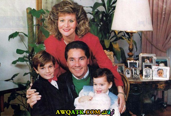 صورة جميلة للفنان الجميل مصطفى فهمي مع عائلته أولاده و زوجته الإيطالية السابقة