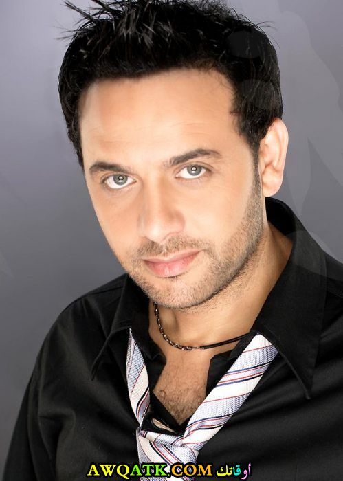 الفنان مصطفى قمر