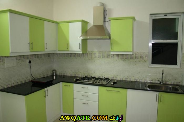 مطبخ الوميتال باللون الأخضر يناسب المساحة الصغيرة 