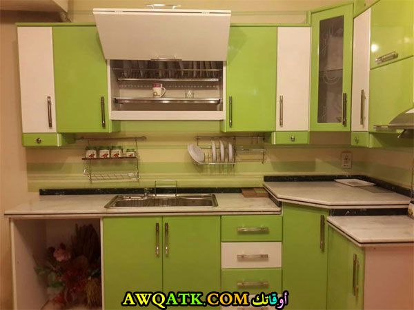 مطبخ بالوميتال باللون الأخضر يناسب المطابخ الصغيرة