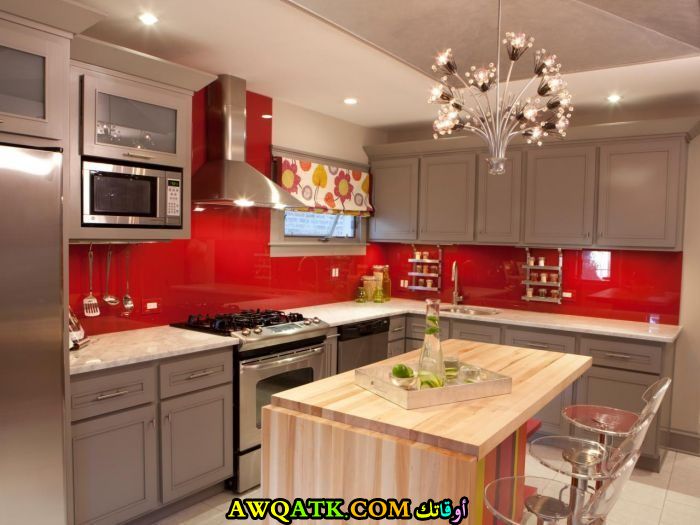 مطبخ باللون الأحمر رائع وجميل