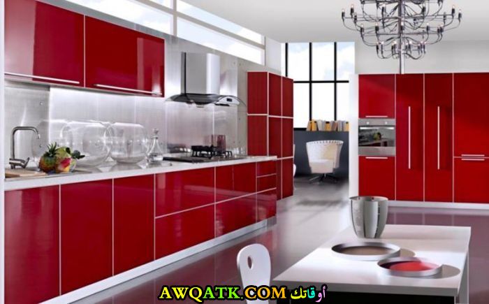 مطبخ باللون الأحمر في منتهي الشياكة 