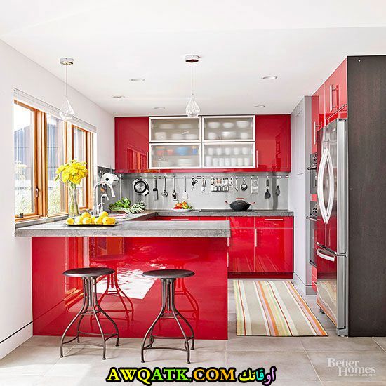 مطبخ باللون الأحمر أنيق وعصري
