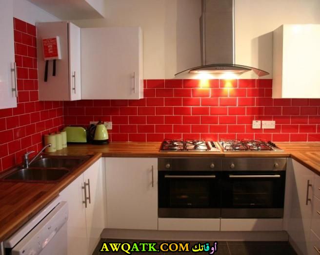 مطبخ باللون الأحمر قمة في الجمال
