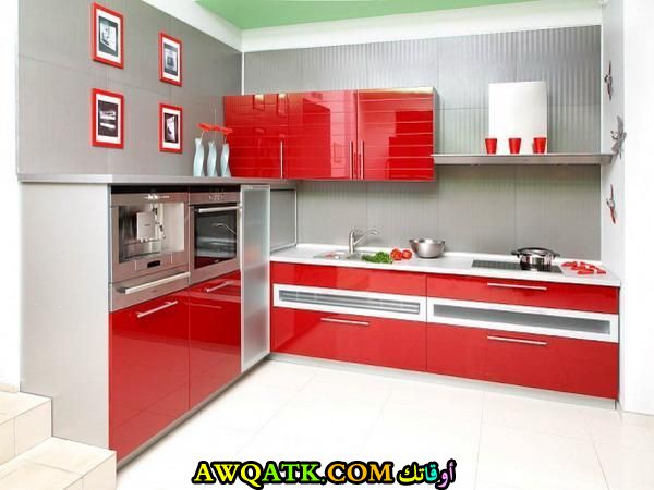 مطبخ صغير باللون الأحمر يناسب الذوق الهادي