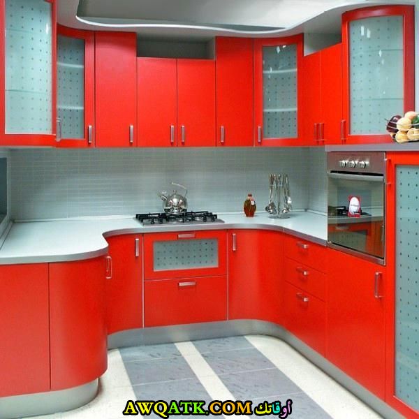 من اروع المطابخ الحمراء التي تناسب المساحات الصغيرة 