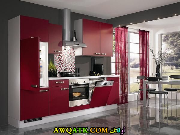 مطبخ صغير باللون الأحمر روعة