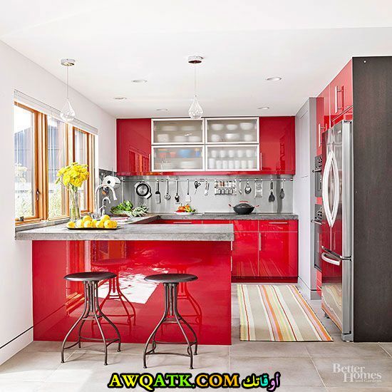 مطبخ أمريكاني صغير باللون الأحمر