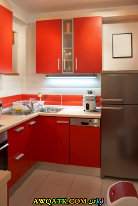مطبخ صغير باللون الأحمر عصري جديد