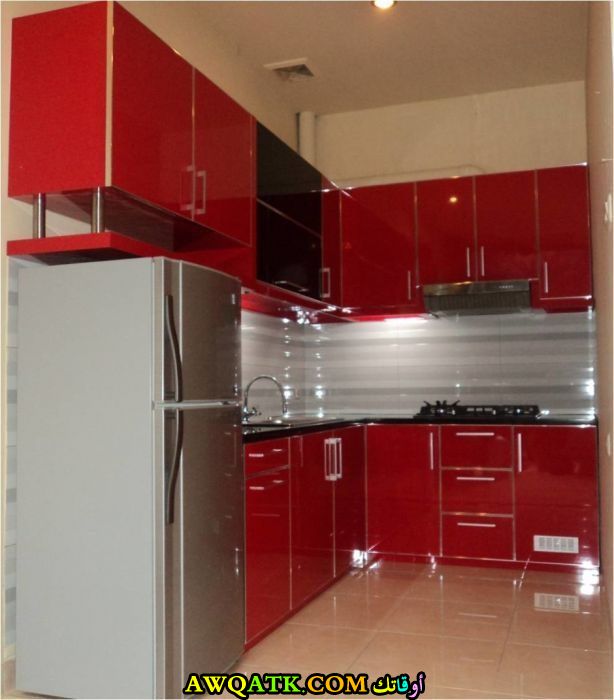 مطبخ صغير باللون الأحمر راقي وجميل 