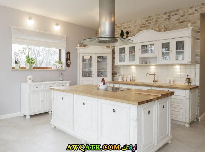 مطبخ شيك جداً ورائع باللونين الخمري والأبيض