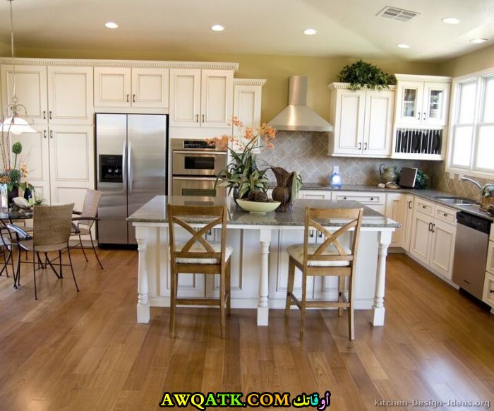 مطبخ هادي جداً وشيك باللونين الخمري والأبيض