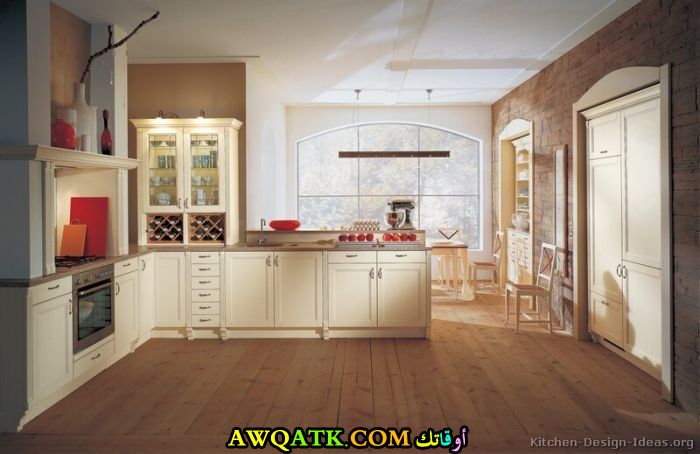 مطبخ باللونين الخمري الأبيض يناسب الذوق الراقي