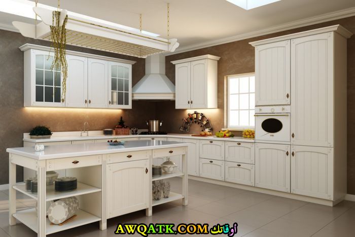 مطبخ أنيق وعصري باللونينن الخمري والأبيض