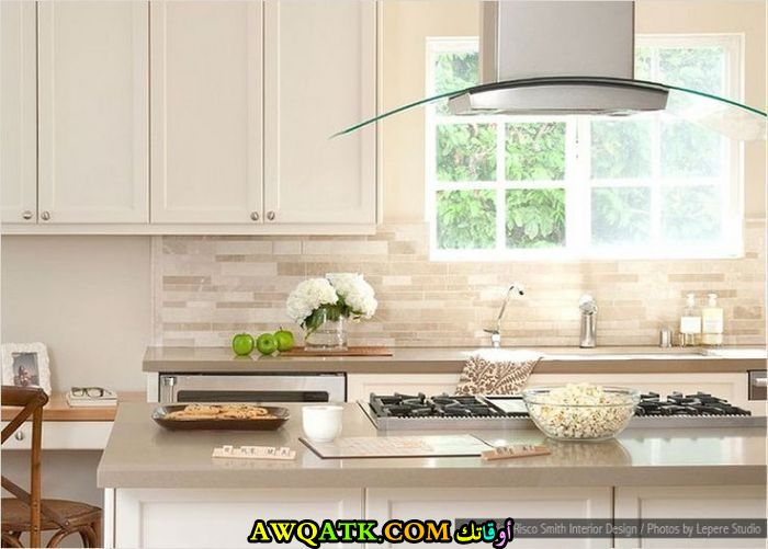 مطبخ شيك جداً وجميل باللو نين الخمري والأبيض