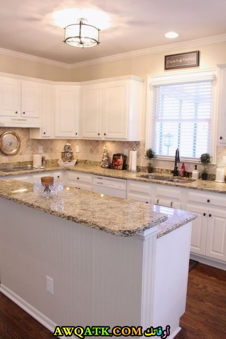 مطبخ أمريكاني باللونين الخمري والأبيض