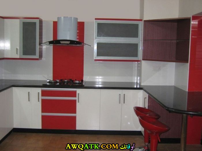 مطبخ تقفيل حلو جداً باللون الأحمر والأبيض