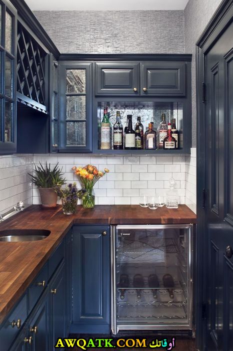 مطبخ باللون الأزرق يناسب المساحات الصغيرة