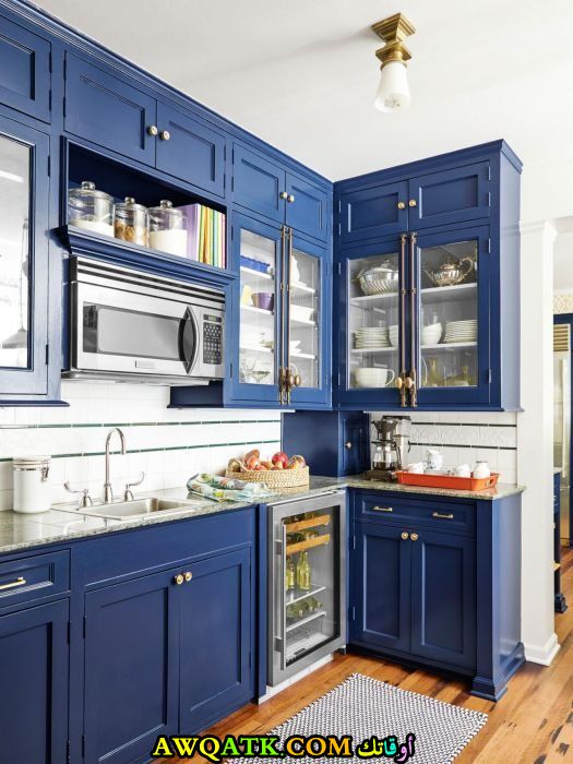 مطبخ خشبي جميل باللون الأزرق