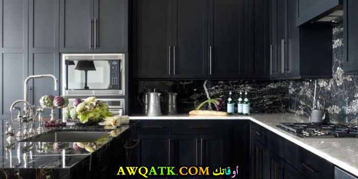 مطبخ باللون الأسود جميل جداً يناسب المساحات الصغيرة