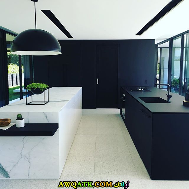 مطبخ باللون الأسود في منتهي الجمال والشياكة