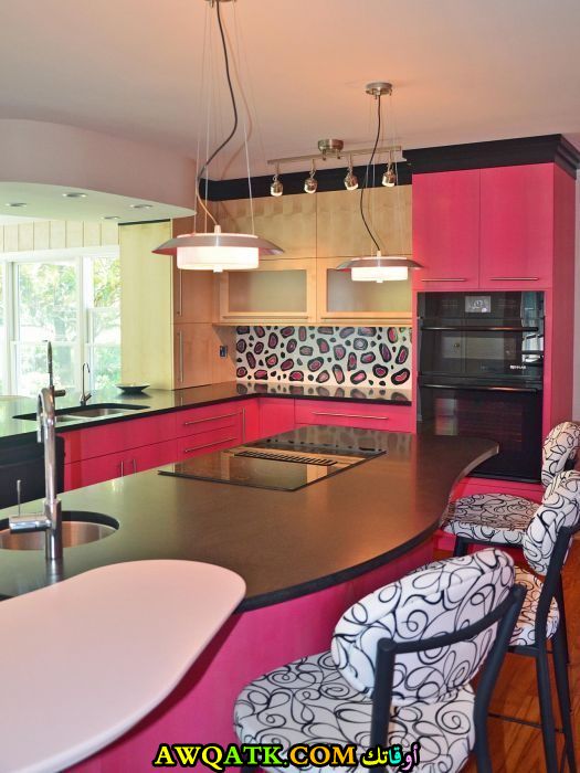 مطبخ أمريكاني باللون الفوشيا