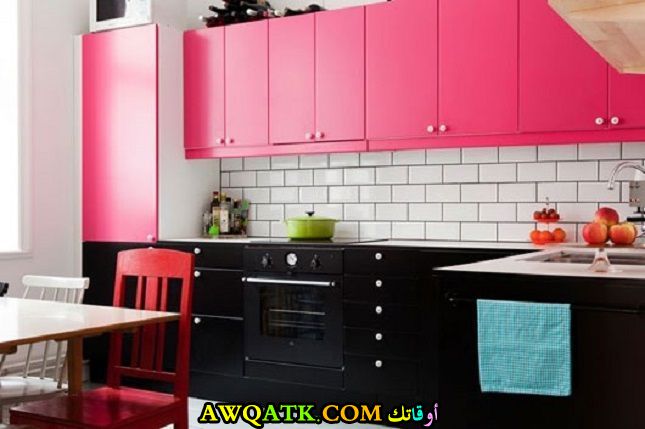 مطبخ أنيق وجميل باللون الفوشيا