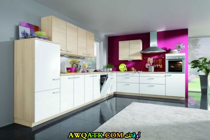 مطبخ باللونين الفوشيا والأبيض هادي جداً