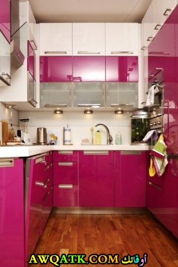 مطبخ باللونين الفوشيا والابيض يناسب المطابخ الصغيرة