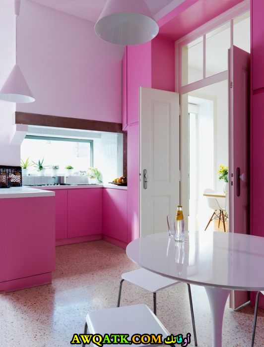 مطبخ روعة باللونين الفوشيا والأبيض