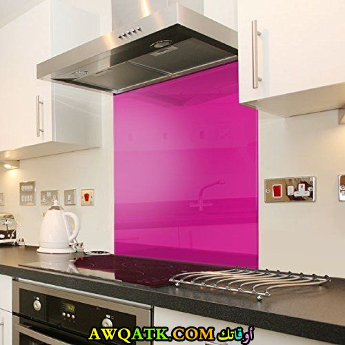 مطبخ أنيق وجميل باللونين الفوشيا والأبيض