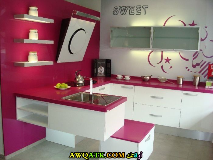مطبخ عصري وجديد باللونين الفوشيا والأبيض