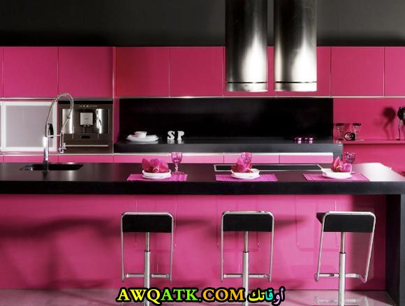 مطبخ أمريكاي شيك جداً باللون الفوشيا في أسود