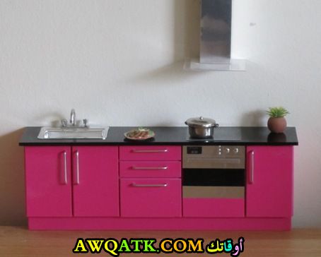 مطبخ باللونين الفوشيا والأسود بسيط وجميل 
