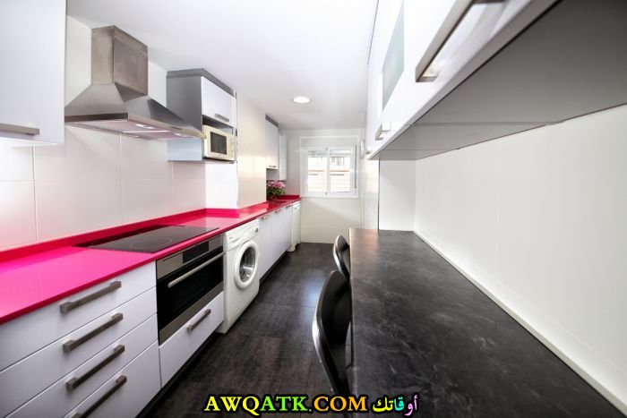 مطبخ باللونين الفوشيا والأسود روعة وشيك
