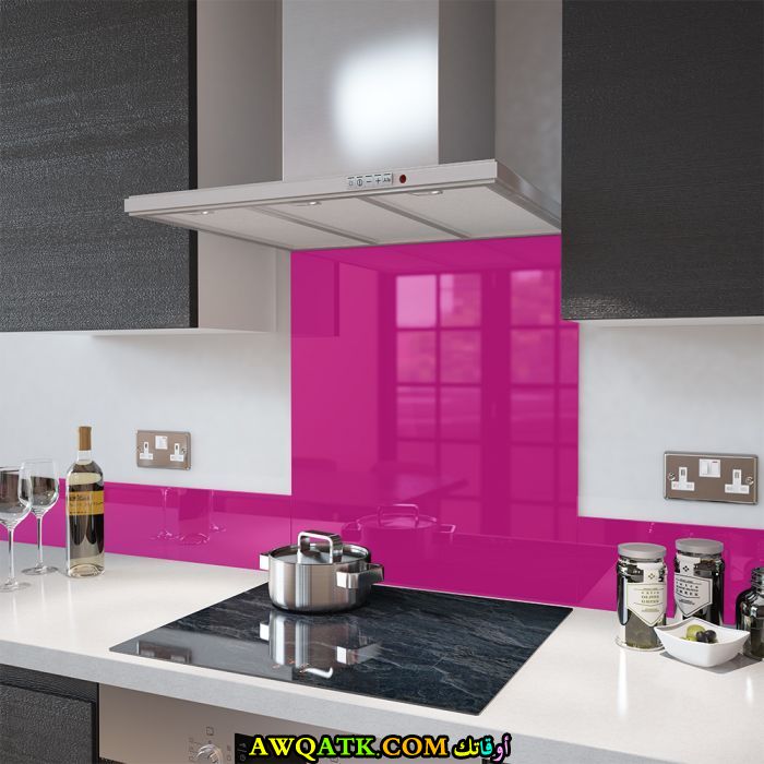 مطبخ باللونين الفوشيا والأسود هادي وجميل 