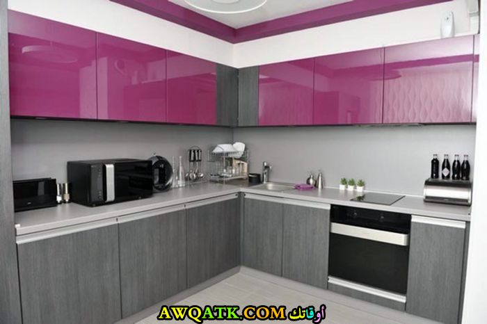 مطبخ عصري وشيك باللونين الفوشيا والأسود
