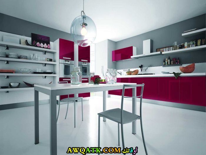 مطبخ في منتهي الجمال باللونين الفوشيا والأسود