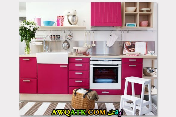 مطبخ قمة في الشياكة باللونين الفوشيا والأسود