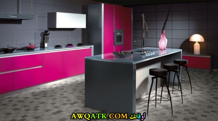 مطبخ باللونين الفوشيا والرصاصي شيك جداً
