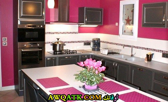 مطبخ رائع جداً باللونين الفوشيا والرصاصي